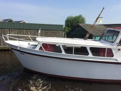 zijaanzicht van wit motorjacht aan steiger