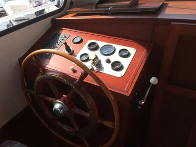 houten roer en instrumentenpaneel in stuurhut