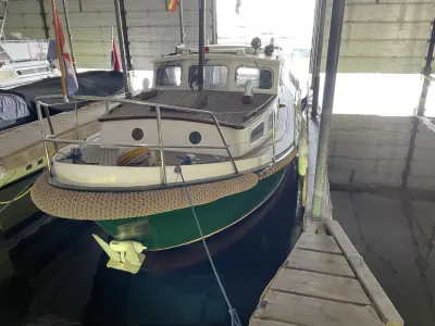 Motorboot in overdekte ligplaats