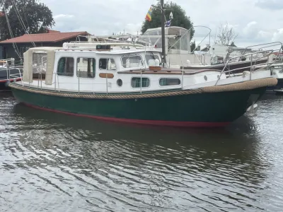 motorjacht in het water bij jachthaven