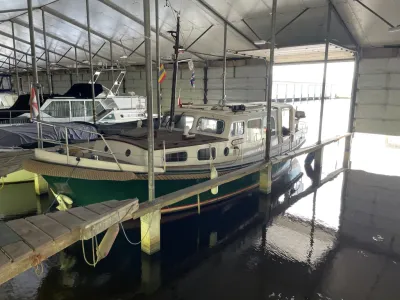 motorjacht in overdekte ligplaats