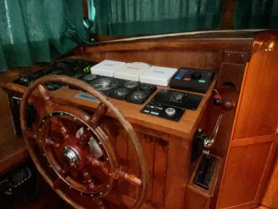 roer en navigatiepaneel in kajuit