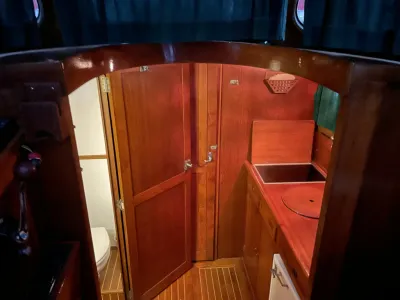 kajuitinterieur met houten deur en kombuis