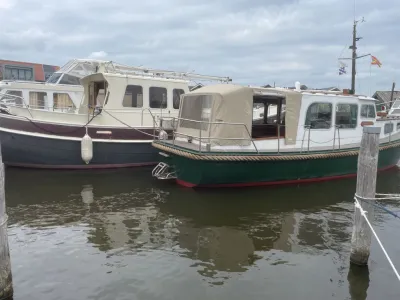 vlet aangemeerd in jachthaven