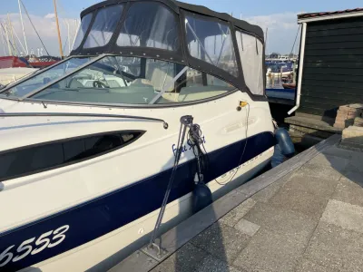 motorboot aangemeerd naast steiger
