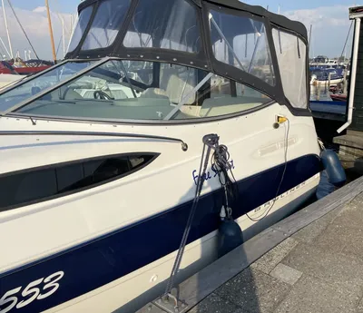 boot aangemeerd aan steiger, zijaanzicht