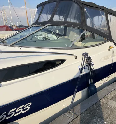 motorboot aangemeerd bij steiger