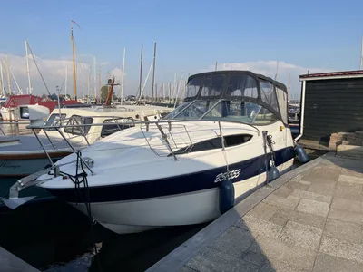 motorboot afgemeerd in jachthaven