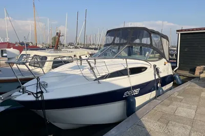 motorboot aangemeerd in jachthaven
