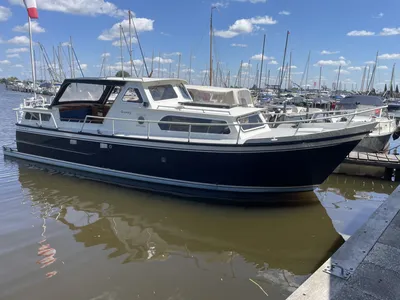 motorjacht afgemeerd in een jachthaven