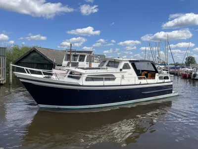wit-blauwe motorboot in jachthaven