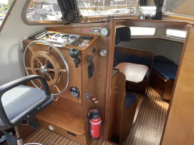 interieur stuurhut met houten stuurwiel