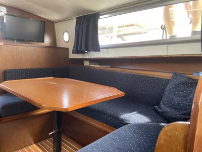 kajuit met zitbank en tafel