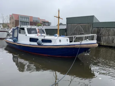 blauwe motorvlet in haven
