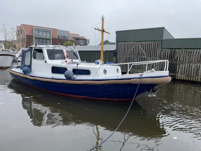 blauwe motorvlet aangemeerd in haven