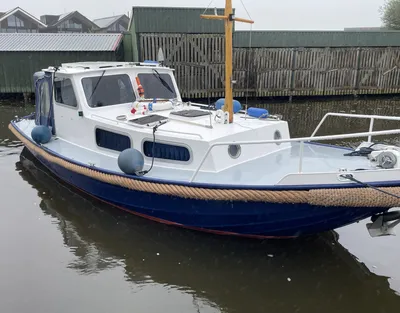 vlet in kanaal bij houten steiger