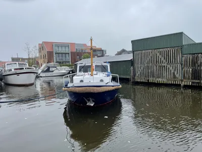 Boot in jachthaven bij houten loods