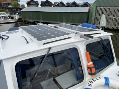 kajuitdek met zonnepanelen en ramen