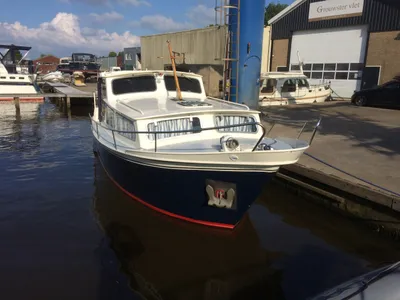 kruiser aangemeerd in jachthaven