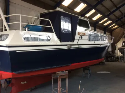 kruiser in loods met dek en ramen