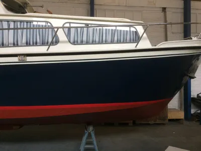 Zijaanzicht van boot in loods