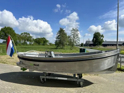 aluminium sloep op trailer buiten