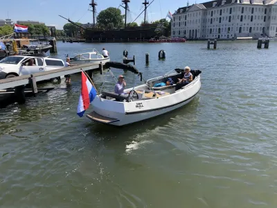 sloep in haven met passagiers