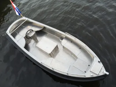 aluminium sloep op stil water