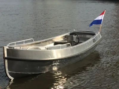 aluminium sloep op rustig water