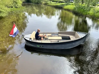 kleine aluminium boot op rivier met bestuurder