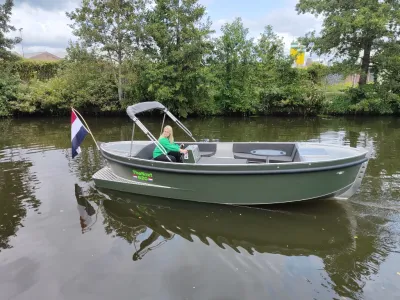 aluminium open boot met persoon op water