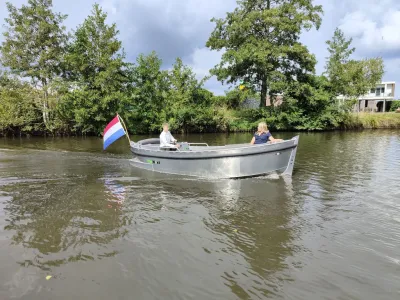 kleine aluminium boot op rivier