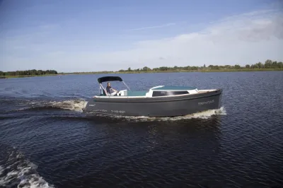 motorboot op open water met lage horizon