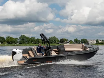aluminium recreatieboot op het water