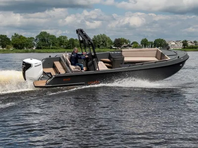 groen-grijze aluminium boot op het water