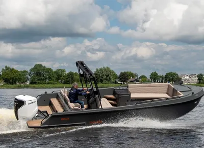 groen-grijze aluminium boot op het water