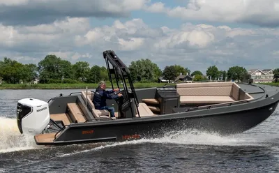open aluminium boot varend op het water