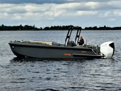 groene aluminium boot op het water