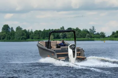 motorboot op een meer, achteraanzicht