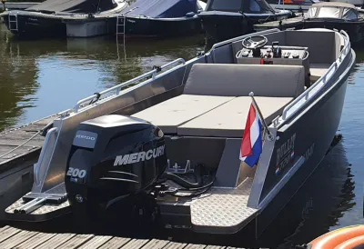 aluminium tender aangemeerd bij een steiger