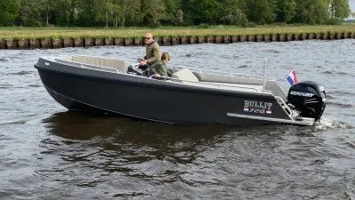 motorboot op water met twee personen