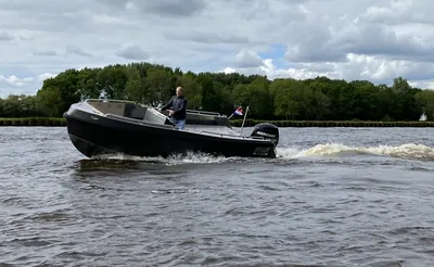 open motorboot op rivier met bestuurder