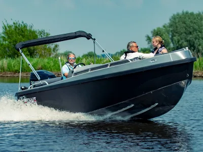 tender op het water met passagiers