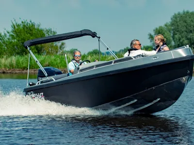 tender met opvarenden op een rivier