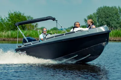 Tender in vaart met drie personen