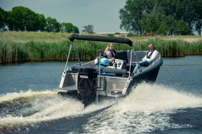 Aluminium tender met passagiers op water