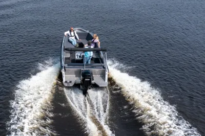 motorboot met passagiers op open water