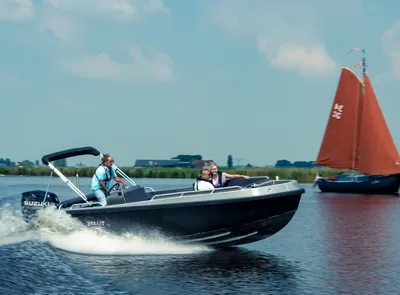 aluminium tender in vaart met opvarenden