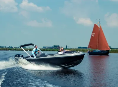 open motorboot met passagiers op water