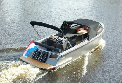 motorboot op open water met kap